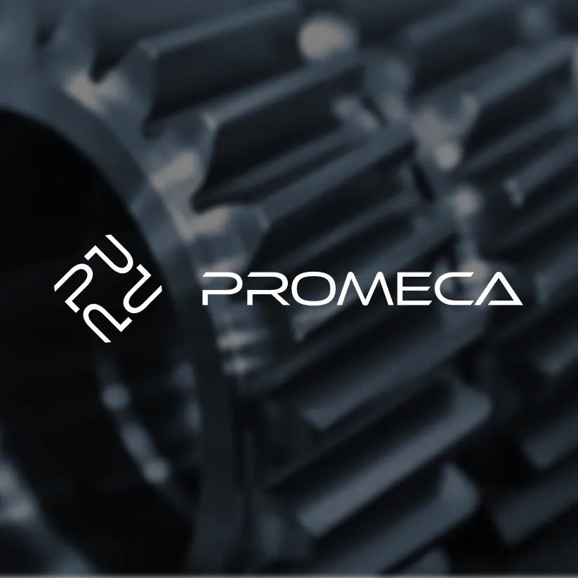 Logo blanc Promeca appliqué sur une photo sombre de pièce mécanique industrielle.